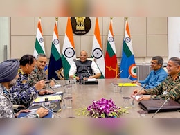 मुस्कुराते रक्षा मंत्री- खिलखिलाते तीनों सेना के चीफ… पाकिस्तान को मिसाइल से भी तेज चुभेगी यह तस्वीर  मुस्कुराते रक्षा मंत्री- खिलखिलाते तीनों सेना के चीफ… पाकिस्तान को मिसाइल से भी तेज चुभेगी यह तस्वीर