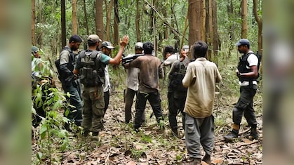 छत्तीसगढ़ के बीजापुर में नक्सलियों और रक्षाबलों के बीच फिरमुठभेड़, अब 12 नक्सली ढेर, तीन जवान भी शहीद