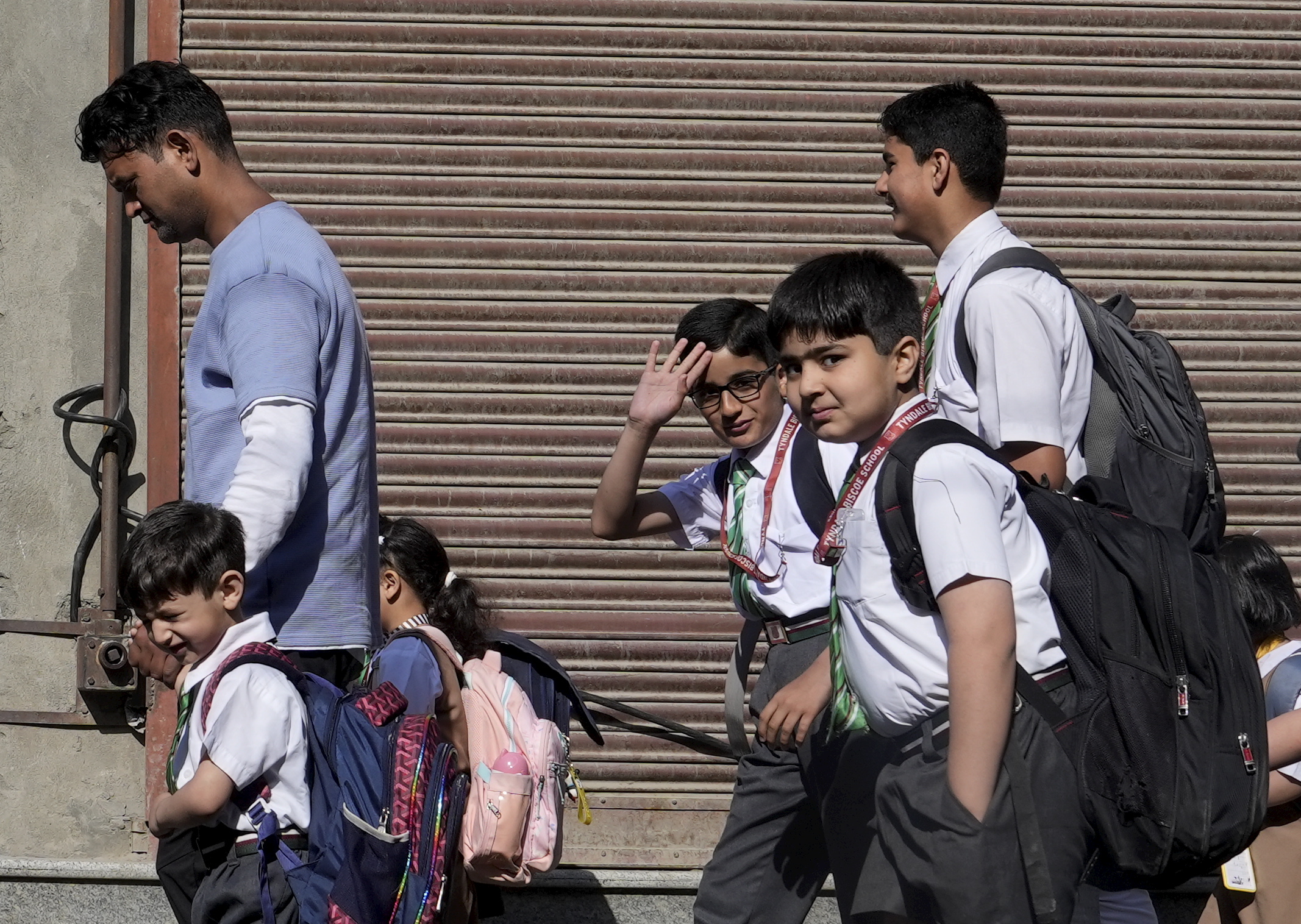 गर्मी से छात्रों का हाल हुआ बेहाल, जानें किन राज्यों में पड़ गईं छुट्टियां और कहां बदली गई स्कूलों की टाइमिंग