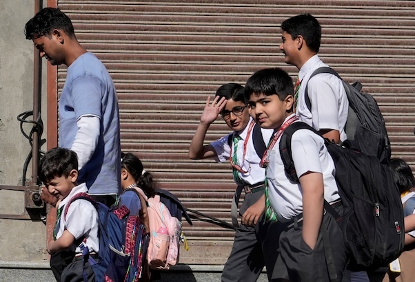 गर्मी से छात्रों का हाल हुआ बेहाल, जानें किन राज्यों में पड़ गईं छुट्टियां और कहां बदली गई स्कूलों की टाइमिंग