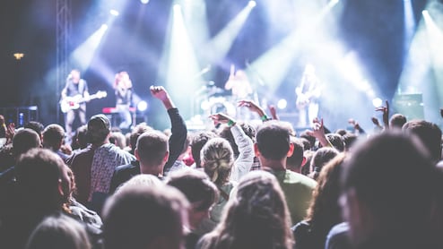 मुंबई के लाइव कॉन्सर्ट में किसने बेचे ड्रग्स, 2 मौतों का जिम्मेदार कौन? अब तक 6 लोग गिरफ्तार