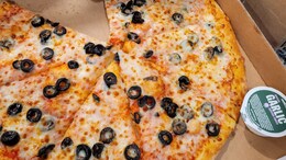 Viral: Woman's Common Pizza Topping Sparks Debate, Foodies Are Confused
