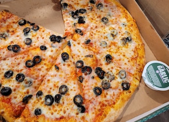 Viral: Woman's Common Pizza Topping Sparks Debate, Foodies Are Confused Viral: Woman's Common Pizza Topping Sparks Debate, Foodies Are Confused