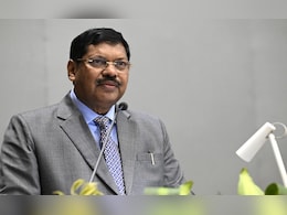 "Won't Affect Me": Man Throws Shoe At Chief Justice In Supreme Court "Won't Affect Me": Man Throws Shoe At Chief Justice In Supreme Court