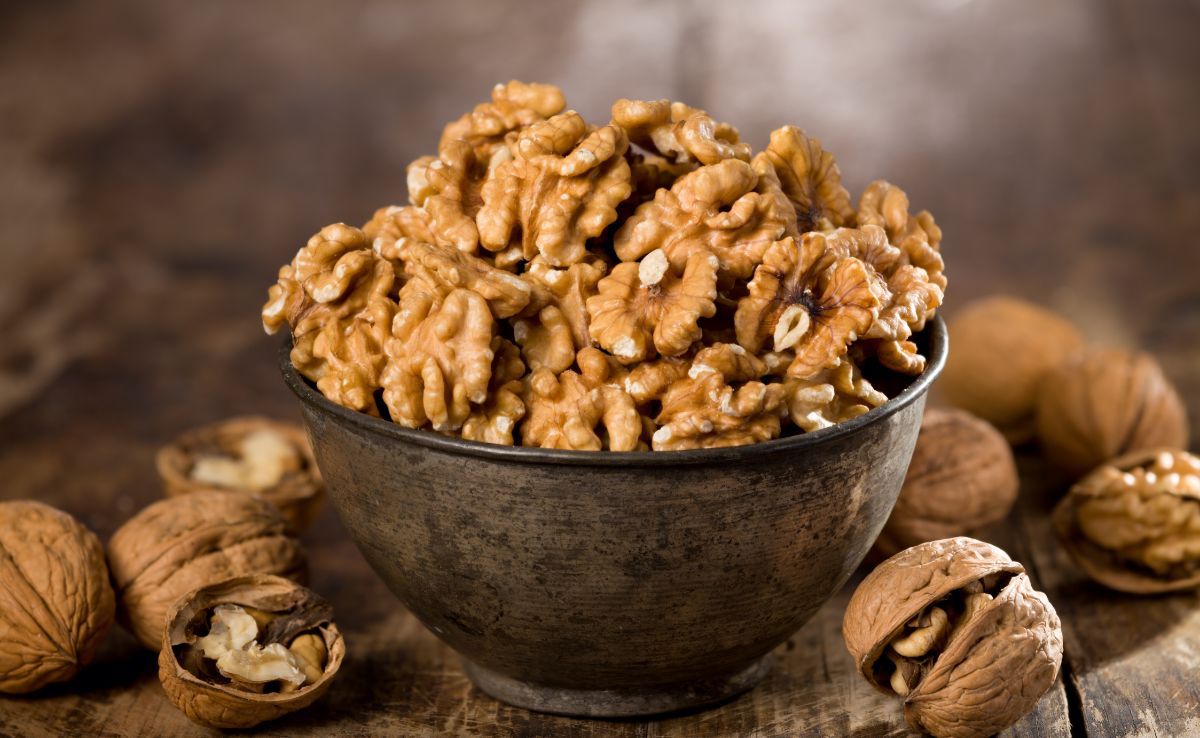 The nutritionist advises eating walnuts, as they are loaded with omega-3s,