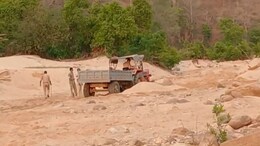 Sand Mafia: अवैध उत्खनन रुकवाने गए पुलिस कर्मी पर चला दिया ट्रैक्टर, आरक्षक की हुई मौत