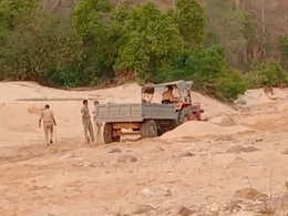 Sand Mafia: अवैध उत्खनन रुकवाने गए पुलिस कर्मी पर चला दिया ट्रैक्टर, आरक्षक की हुई मौत Sand Mafia: अवैध उत्खनन रुकवाने गए पुलिस कर्मी पर चला दिया ट्रैक्टर, आरक्षक की हुई मौत