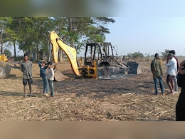 सबसे बड़े नक्सल ऑपरेशन के बीच नक्सलियों ने मचाया तांडव, JCB को आग के हवाले कर मुंशी को मारी गोली  सबसे बड़े नक्सल ऑपरेशन के बीच नक्सलियों ने मचाया तांडव, JCB को आग के हवाले कर मुंशी को मारी गोली