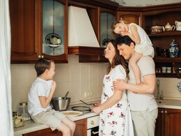 बच्चों के सामने पैरेंट्स को कभी नहीं करने चाहिए ये 5 काम, पैरेंटिंग कोच ने दिए माता-पिता को टिप्स