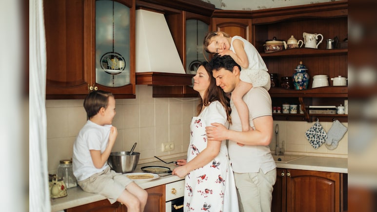 महंगे तोहफे-खिलौनों से नहीं, इन तरीकों से बढ़ता है बच्&zwj;चे का आत्&zwj;मविश्&zwj;वास