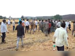 सीमांकन करने गए अधिकारियों के सामने दो पक्षों में जमकर मारपीट, जान बचाकर भागे अफसर