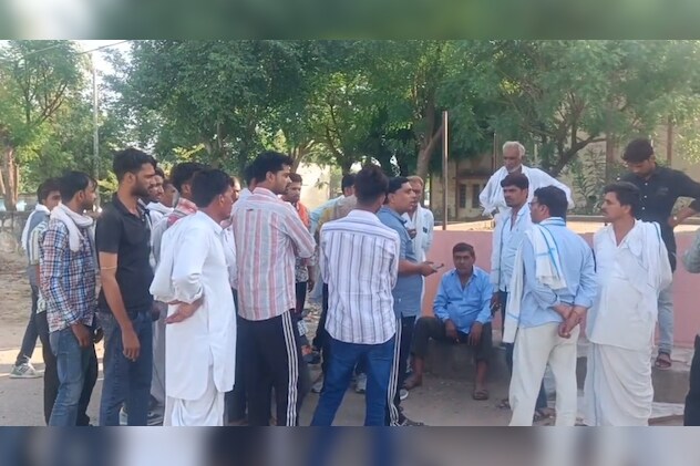 थाने में पहुंचे मृतक के परिजन और ग्रामीण थाने में पहुंचे मृतक के परिजन और ग्रामीण