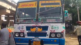Bus Accident: जयपुर-दिल्ली हाईवे पर चलती बस का फटा टायर, 40 यात्रियों की जान पर आ गई आफत
