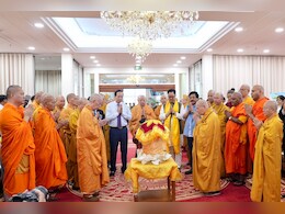 हाथ जोड़े, श्रद्धा से सिर झुकाए... भारत से भगवान बुद्ध के पवित्र अवशेष वियतनाम पहुंचते ही कैसा था नजारा? देखें तस्वीरें हाथ जोड़े, श्रद्धा से सिर झुकाए... भारत से भगवान बुद्ध के पवित्र अवशेष वियतनाम पहुंचते ही कैसा था नजारा? देखें तस्वीरें