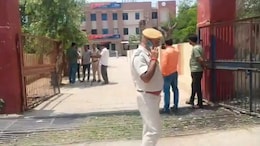 Rajasthan: जमीन विवाद के बाद पुलिस थाने में ग्रामीणों का हंगामा, संतरी की कॉलर पकड़ जमाया थप्पड़