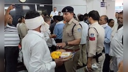 'भगवान मान जाते हैं, शायद अधिकारी मान जाएं', कलेक्टर के पास पूजा की थाली लेकर पहुंचा किसान; पुलिस ने भगाया