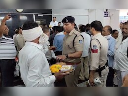 'भगवान मान जाते हैं, शायद अधिकारी मान जाएं', कलेक्टर के पास पूजा की थाली लेकर पहुंचा किसान; पुलिस ने भगाया 'भगवान मान जाते हैं, शायद अधिकारी मान जाएं', कलेक्टर के पास पूजा की थाली लेकर पहुंचा किसान; पुलिस ने भगाया