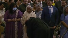 एका छोट्याशा कृतीतून भूषण गवईंनी जिंकली लाखो लोकांची मने, सरन्यायाधीश बनताच आईला वाकून केला नमस्कार