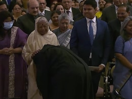 अद्भुत पल... मां ने जब CJI बने बेटे गवई को शीश झुकाकर किया नमस्कार अद्भुत पल... मां ने जब CJI बने बेटे गवई को शीश झुकाकर किया नमस्कार
