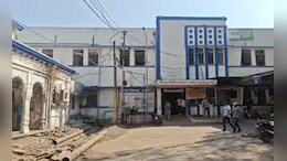 शर्मनाक! जिला अस्पताल में शव को कुत्तों ने खाया, परिजनों ने किया हंगामा