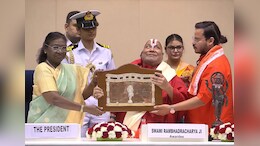 राष्ट्रपति ने जगद्गुरू स्वामी रामभद्राचार्य को ज्ञानपीठ पुरस्कार से किया सम्मानित, 22 भाषाओं में हैं पारंगत: CM योगी ने दी बधाई