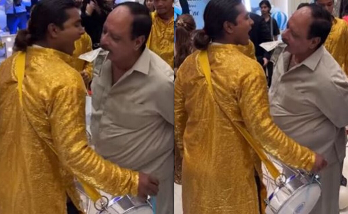 मुंह में नोट दबाकर ढोलवाले को शगुन दे रहा था शख्स, फिर दोनों ने मिलकर जो किया, लोग बोले- अंकल आज पूरे मूड में हैं