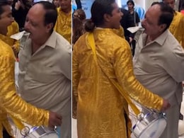 मुंह में नोट दबाकर ढोलवाले को शगुन दे रहा था शख्स, फिर दोनों ने मिलकर जो किया, लोग बोले- अंकल आज पूरे मूड में हैं मुंह में नोट दबाकर ढोलवाले को शगुन दे रहा था शख्स, फिर दोनों ने मिलकर जो किया, लोग बोले- अंकल आज पूरे मूड में हैं