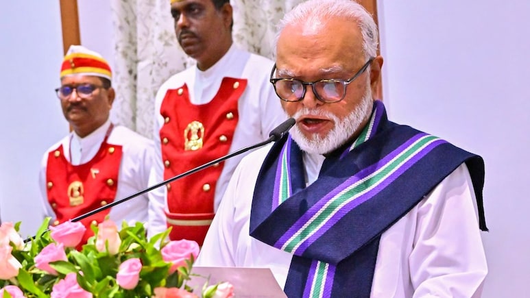 VIDEO: मोठा अपघात टळला! छगन भुजबळांच्या हेलिकॉप्टरचे कार पार्किंगमध्ये लँडिंग, पायलटकडून गंभीर चूक