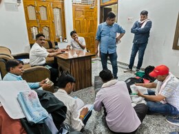 ACB ने PWD इंजीनियर को 3 लाख रुपए के साथ रंगे हाथों किया गिरफ्तार, चादर के नीचे छिपाई थी रकम ACB ने PWD इंजीनियर को 3 लाख रुपए के साथ रंगे हाथों किया गिरफ्तार, चादर के नीचे छिपाई थी रकम