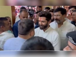 VIDEO: तेजस्वी यादव से मिले चिराग पासवान... हाथ मिलाया, मुस्कुराए; जानें क्या बात हुई VIDEO: तेजस्वी यादव से मिले चिराग पासवान... हाथ मिलाया, मुस्कुराए; जानें क्या बात हुई