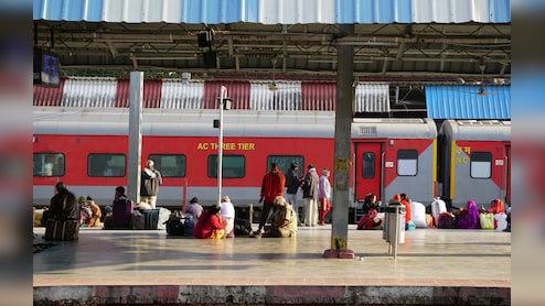 त्योहार पर रेलवे स्टेशन पर नहीं मिलेगा प्लेटफार्म टिकट, पार्सल सेवाओं पर भी लगी अस्थाई रोक