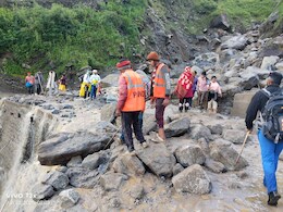 लैंडस्लाइड और बंद रास्ते, केदारघाटी में लगातार बारिश बनी मुसीबत
