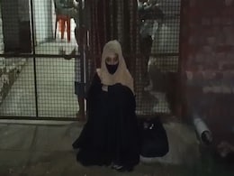 मुरादाबाद में प्रेमी के घर धरने पर बैठी प्रेमिका, 7 साल शोषण का आरोप मुरादाबाद में प्रेमी के घर धरने पर बैठी प्रेमिका, 7 साल शोषण का आरोप