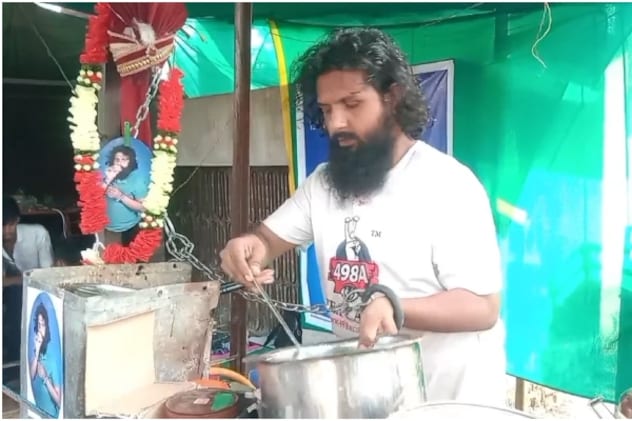 हाथों में हथकड़ी लगाकर बारां में चाय बना रहे कृष्ण कुमार धाकड़. हाथों में हथकड़ी लगाकर बारां में चाय बना रहे कृष्ण कुमार धाकड़.