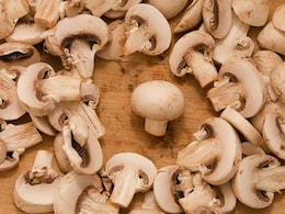 वजन घटाने से लेकर तनाव को दूर करने तक में मददगार है मशरूम का सेवन, इन लोगों को जरूर करना चाहिए इसका सेवन वजन घटाने से लेकर तनाव को दूर करने तक में मददगार है मशरूम का सेवन, इन लोगों को जरूर करना चाहिए इसका सेवन