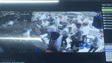 Rajasthan: दिनदहाड़े दुकान में घुसकर बाप-बेटे को सरियों से पीटा, कहा- 'मेरी पहुंच ऊपर तक है, पुलिस कुछ नहीं बिगाड़ सकती'