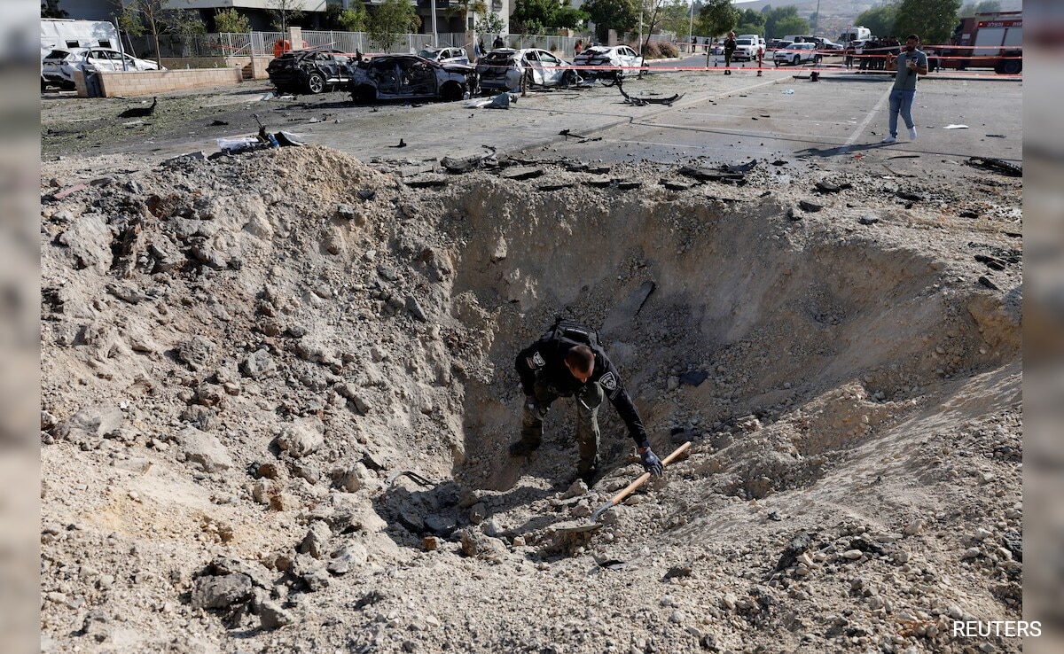 Иран изстреля поне една ракета в Израел която разпръсна малки