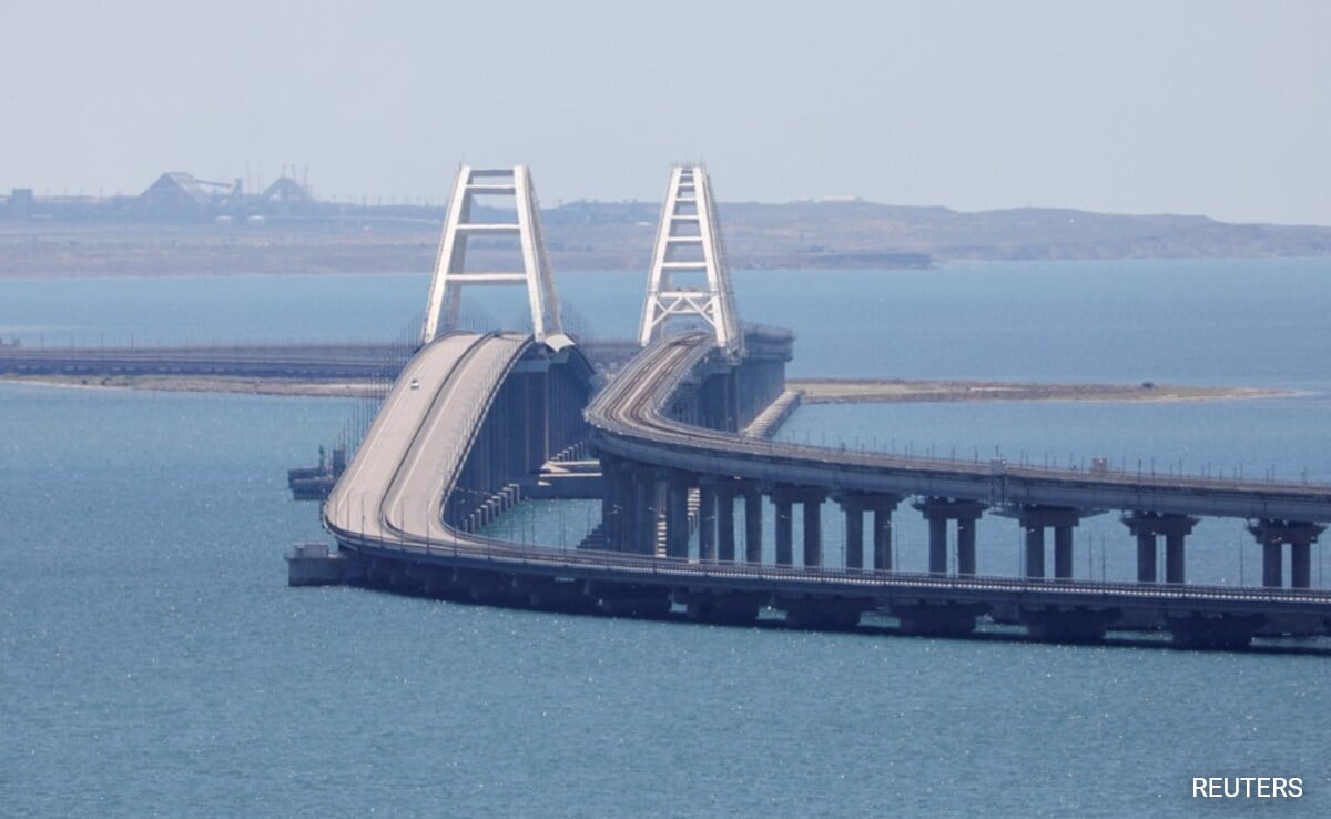Украйна казва, че е ударил моста на Русия към Крим с подводни експлозиви 