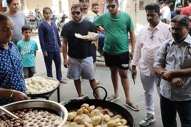 खरीदने के लिए कतार में खड़े लोग खरीदने के लिए कतार में खड़े लोग