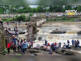 BIG NEWS: इंद्रायणी नदीवरील पूल कोसळला, 20 ते 25 जण वाहून गेल्याची भीती BIG NEWS: इंद्रायणी नदीवरील पूल कोसळला, 20 ते 25 जण वाहून गेल्याची भीती