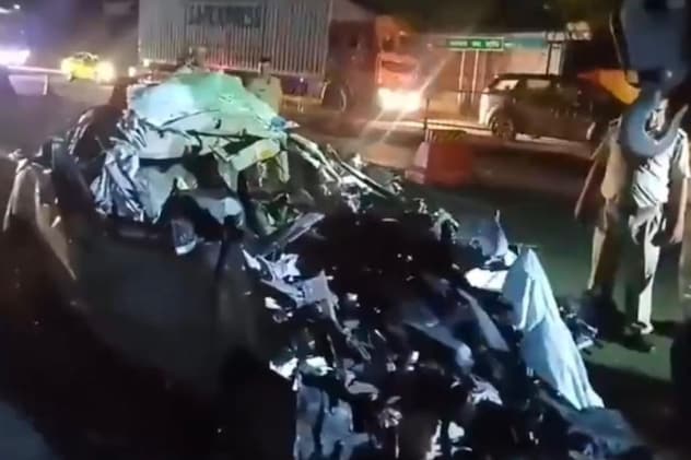 हादसे के बाद चकनाचूर हुई कार हादसे के बाद चकनाचूर हुई कार