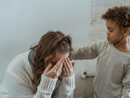 क्या बच्चे के सामने माता-पिता को रोना चाहिए? पैरेंटिंग एक्सपर्ट ने बताया बच्चा आपको रोता हुआ देखे तो क्या कहें क्या बच्चे के सामने माता-पिता को रोना चाहिए? पैरेंटिंग एक्सपर्ट ने बताया बच्चा आपको रोता हुआ देखे तो क्या कहें