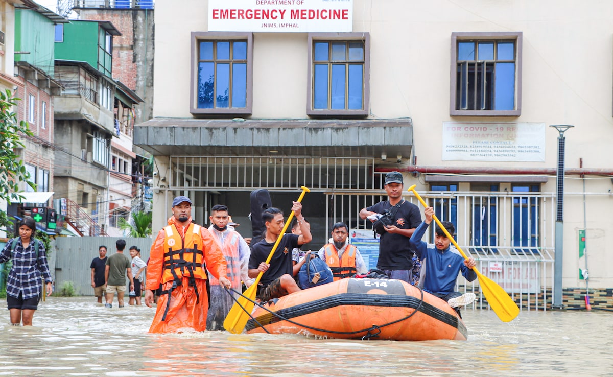 The Bramhaputra river is flowing above the danger mark in Dibrugarh, Neematighat. The Bramhaputra river is flowing above the danger mark in Dibrugarh, Neematighat.