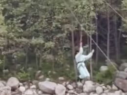 मनाली में जिपलाइन राइड के दौरान बीच रास्ते में टूटी रस्सी, पत्थर पर गिरी बच्ची, देखें- VIDEO मनाली में जिपलाइन राइड के दौरान बीच रास्ते में टूटी रस्सी, पत्थर पर गिरी बच्ची, देखें- VIDEO