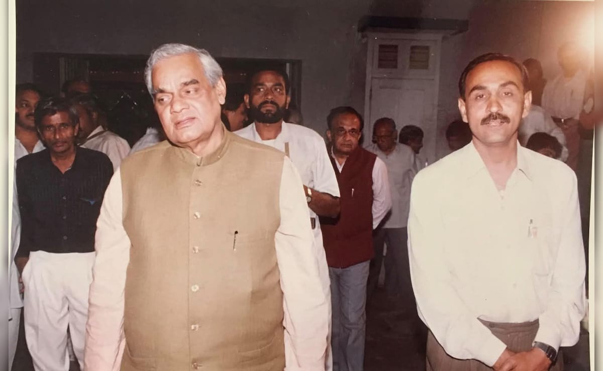 He pursued higher education in Gujarat with Bachelor of Arts (BA) from Dharmendrasinhji Arts College, Rajkot and Bachelor of Law (LLB) from Saurashtra University. He pursued higher education in Gujarat with Bachelor of Arts (BA) from Dharmendrasinhji Arts College, Rajkot and Bachelor of Law (LLB) from Saurashtra University.