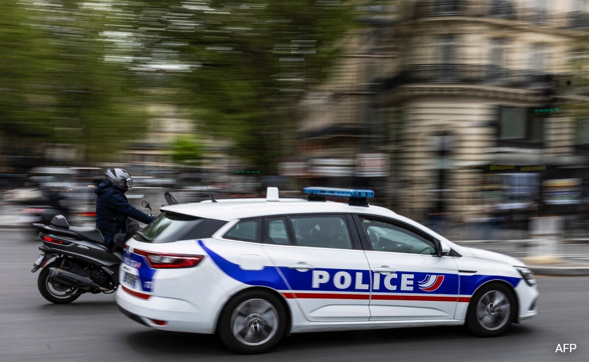 Париж Френски полицейски служител обвинен в убийство при смъртоносна стрелба