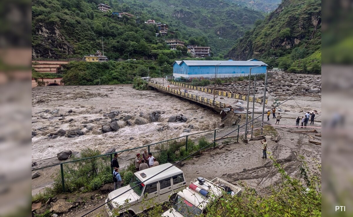 Двама души загинаха докато около 20 се страхуваха че са