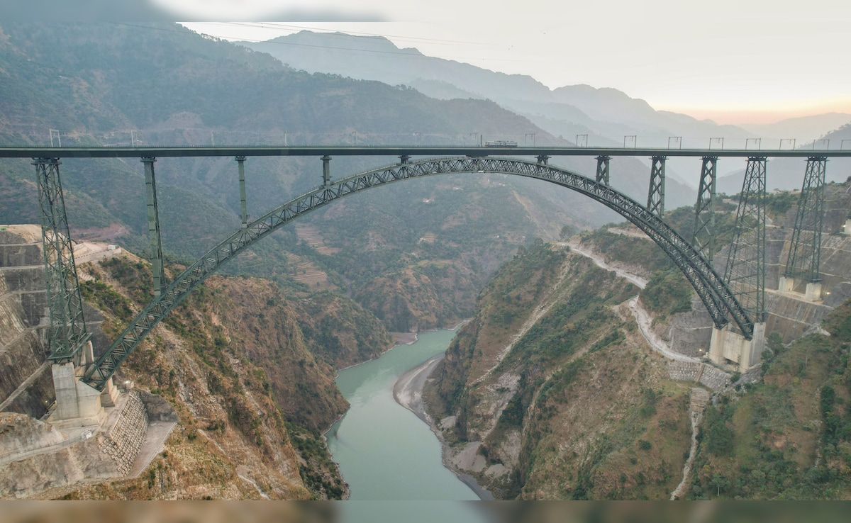 The bridge has been built with 93 deck segments, each weighing around 85 tonnes, which were launched from both ends of the valley. The bridge has been built with 93 deck segments, each weighing around 85 tonnes, which were launched from both ends of the valley.