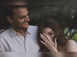 Yugendra Pawar Engagement: शरद पवारांच्या घरी लगीनघाई! युगेंद्र पवार यांचा साखरपुडा संपन्न; पाहा फोटो Yugendra Pawar Engagement: शरद पवारांच्या घरी लगीनघाई! युगेंद्र पवार यांचा साखरपुडा संपन्न; पाहा फोटो