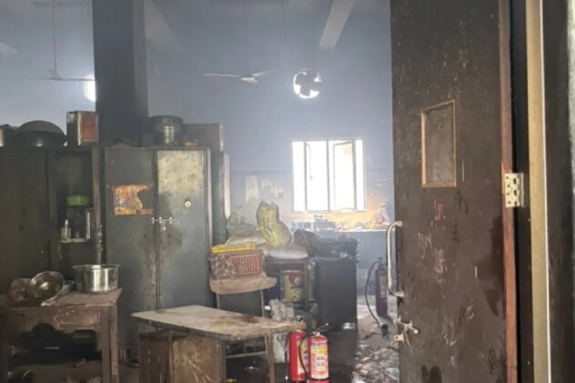 विमान जब गिरा तब स्टूडेंट्स खाना खा रहे थे.  विमान जब गिरा तब स्टूडेंट्स खाना खा रहे थे.